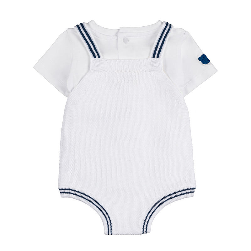 Salopette bianca con t-shirt