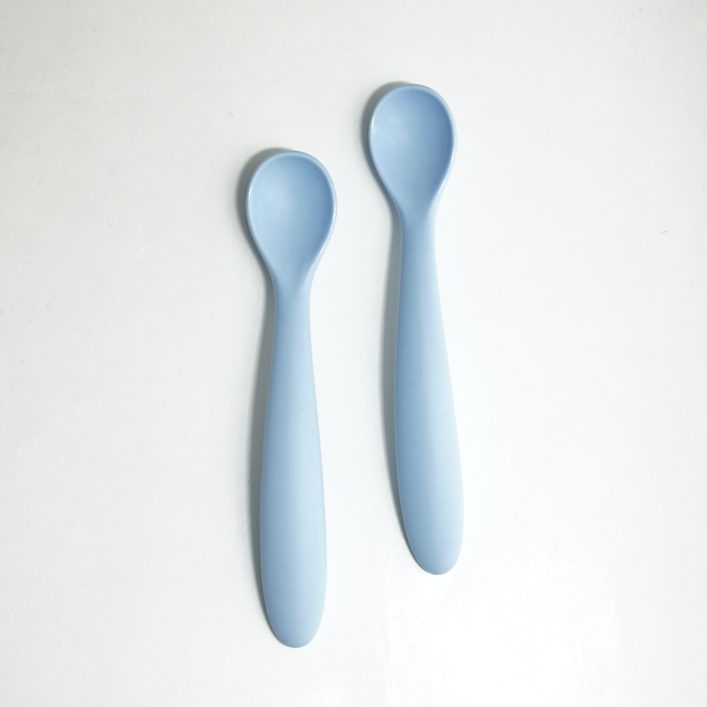 Set Pappa in Silicone Blu – Bavaglino & Cucchiaini | Les Enfants