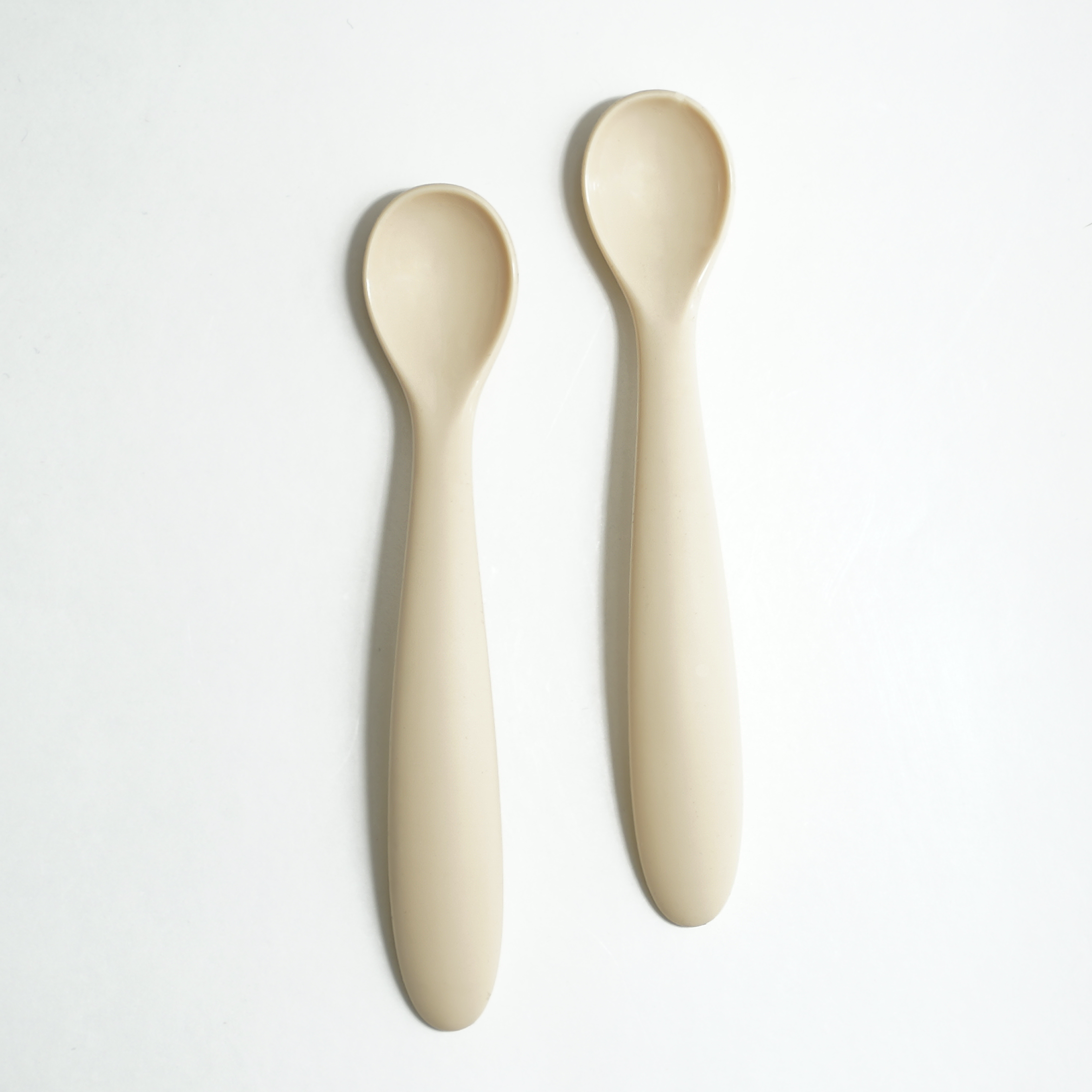 Set Pappa in Silicone Sand – Bavaglino & Cucchiaini | Les Enfants